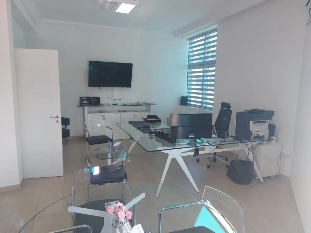 À louer – Bureau haut standing 180 m², 5 pièces, situé au 2ᵉ étage à la Zone Industrielle Mghira