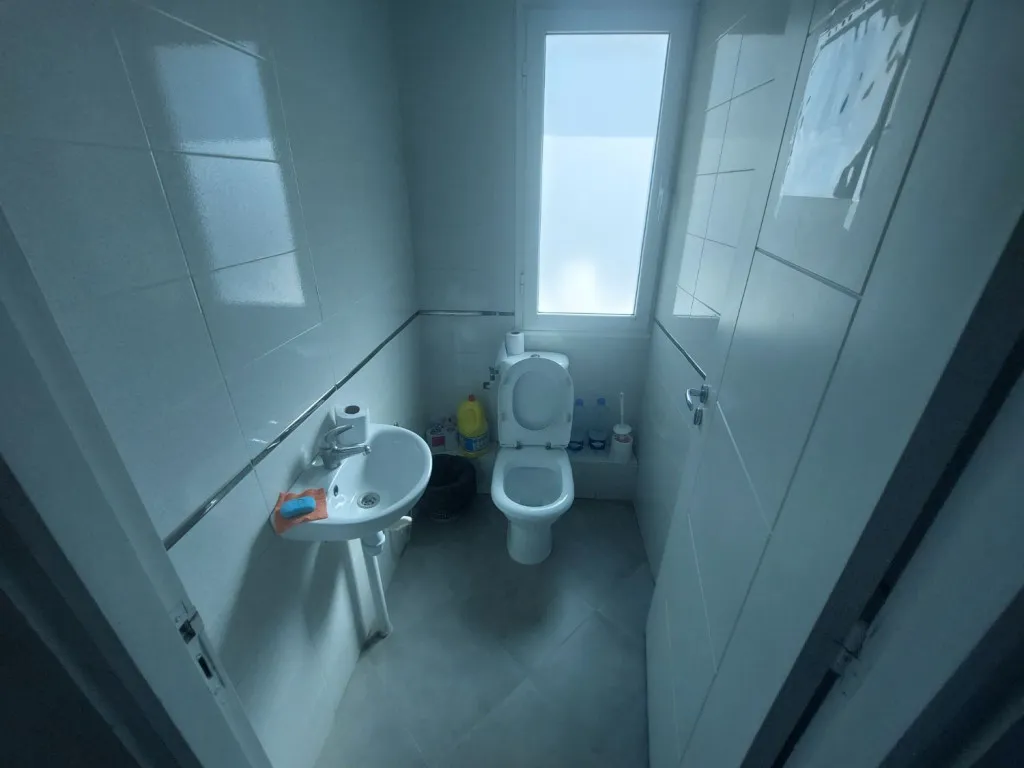 À louer – Bureau haut standing 180 m², 5 pièces, situé au 2ᵉ étage à la Zone Industrielle Mghira