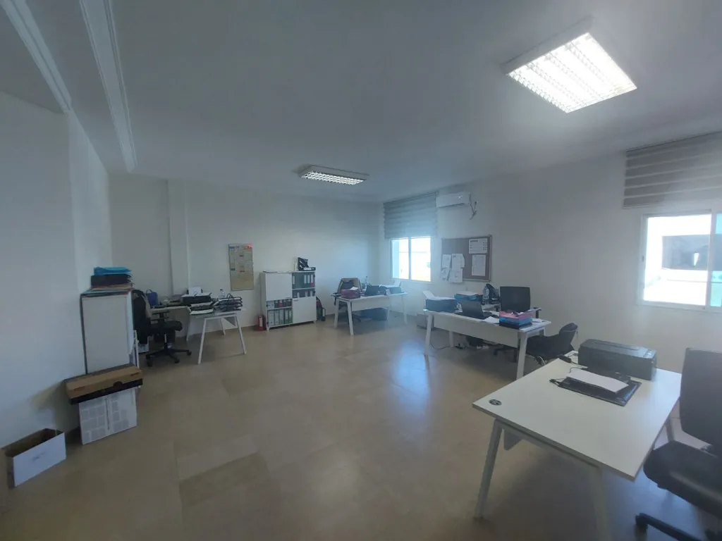 À louer – Bureau haut standing 180 m², 5 pièces, situé au 2ᵉ étage à la Zone Industrielle Mghira