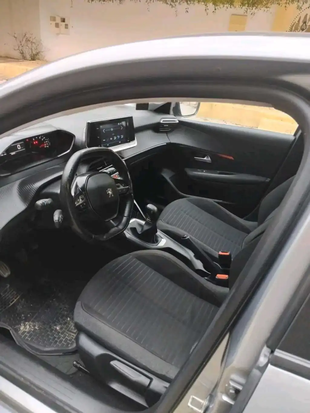 PEUGEOT 208 ACTIVE PACK PREMIÈRE MAIN 
