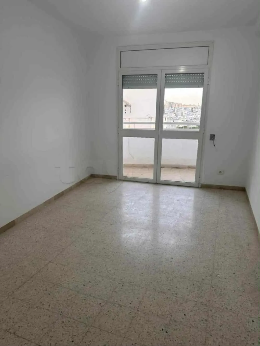 un appartements s+3 au 4éme étage (avec ascenseur) a louer a Ennacer 2 Prés de Slim School