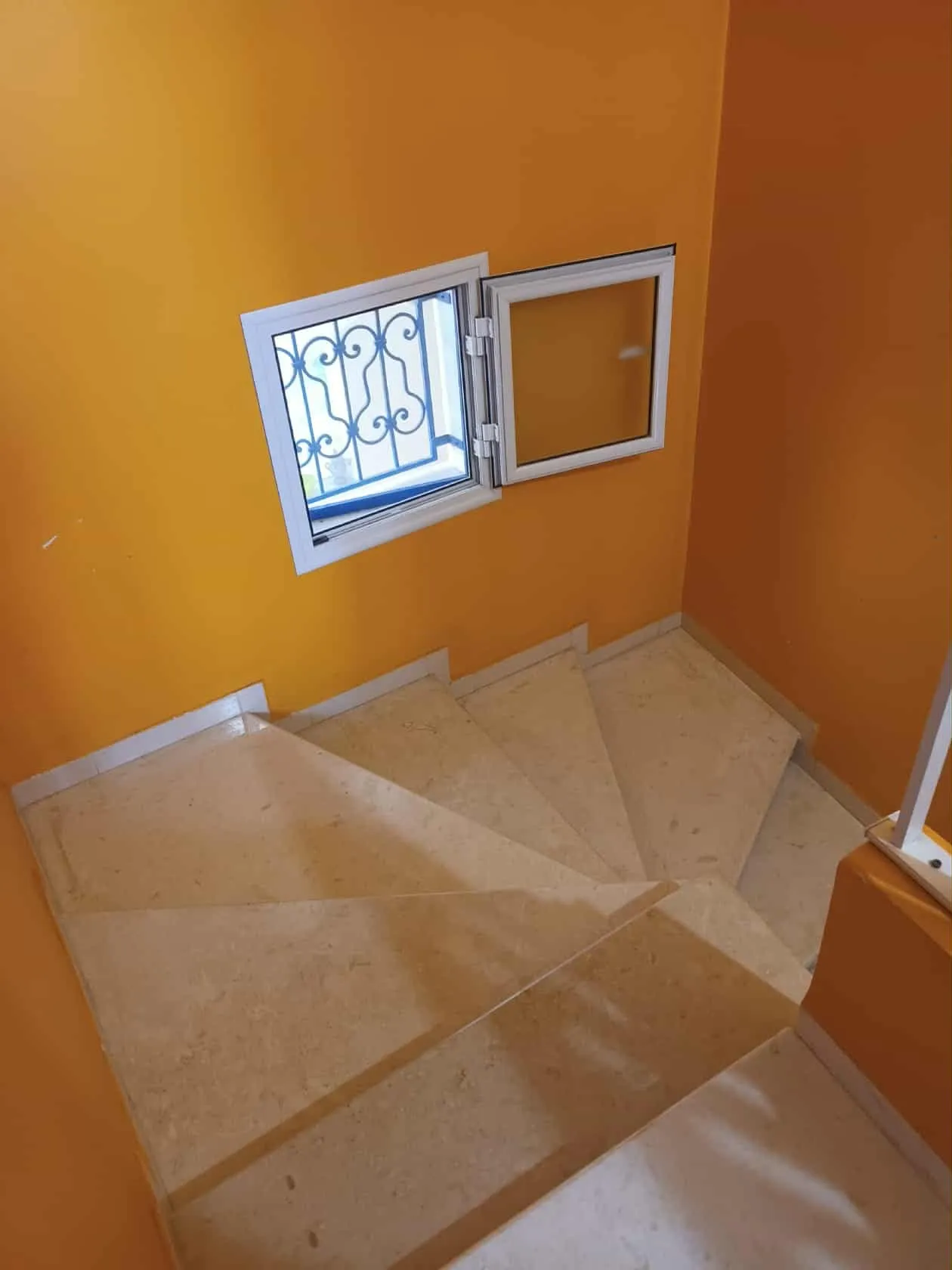 A louer un studio en duplex situé à bhira Bizerte