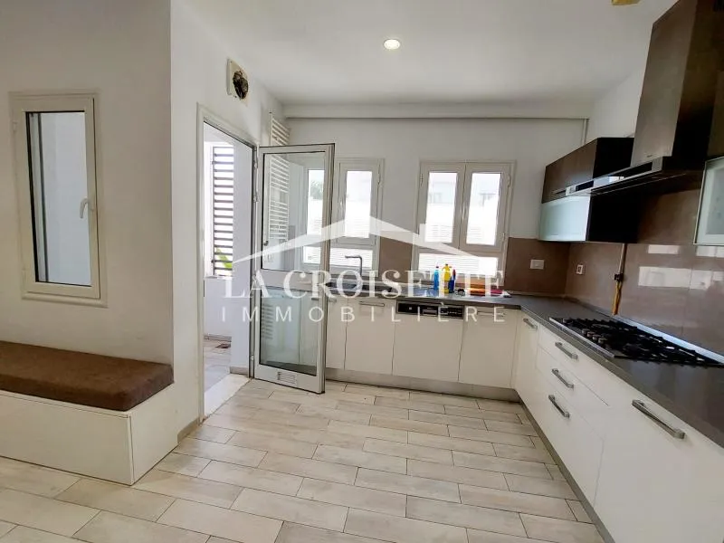 Triplex indépendant S+4 avec piscine à louer à Gammarth MTRL0109