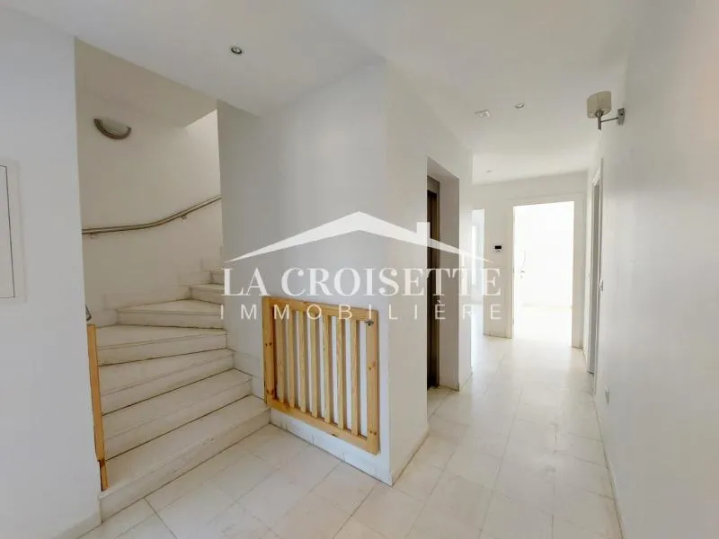 Triplex indépendant S+4 avec piscine à louer à Gammarth MTRL0109