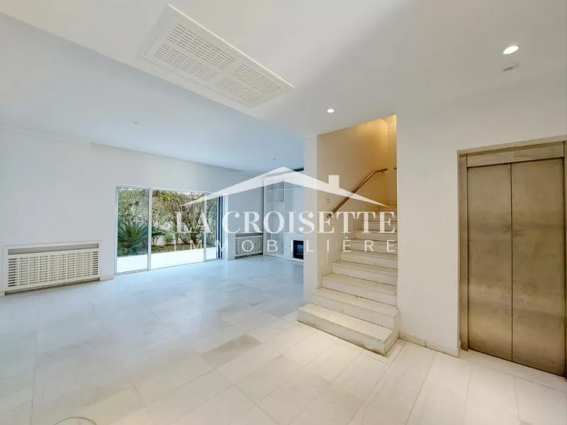 Triplex indépendant S+4 avec piscine à louer à Gammarth MTRL0109