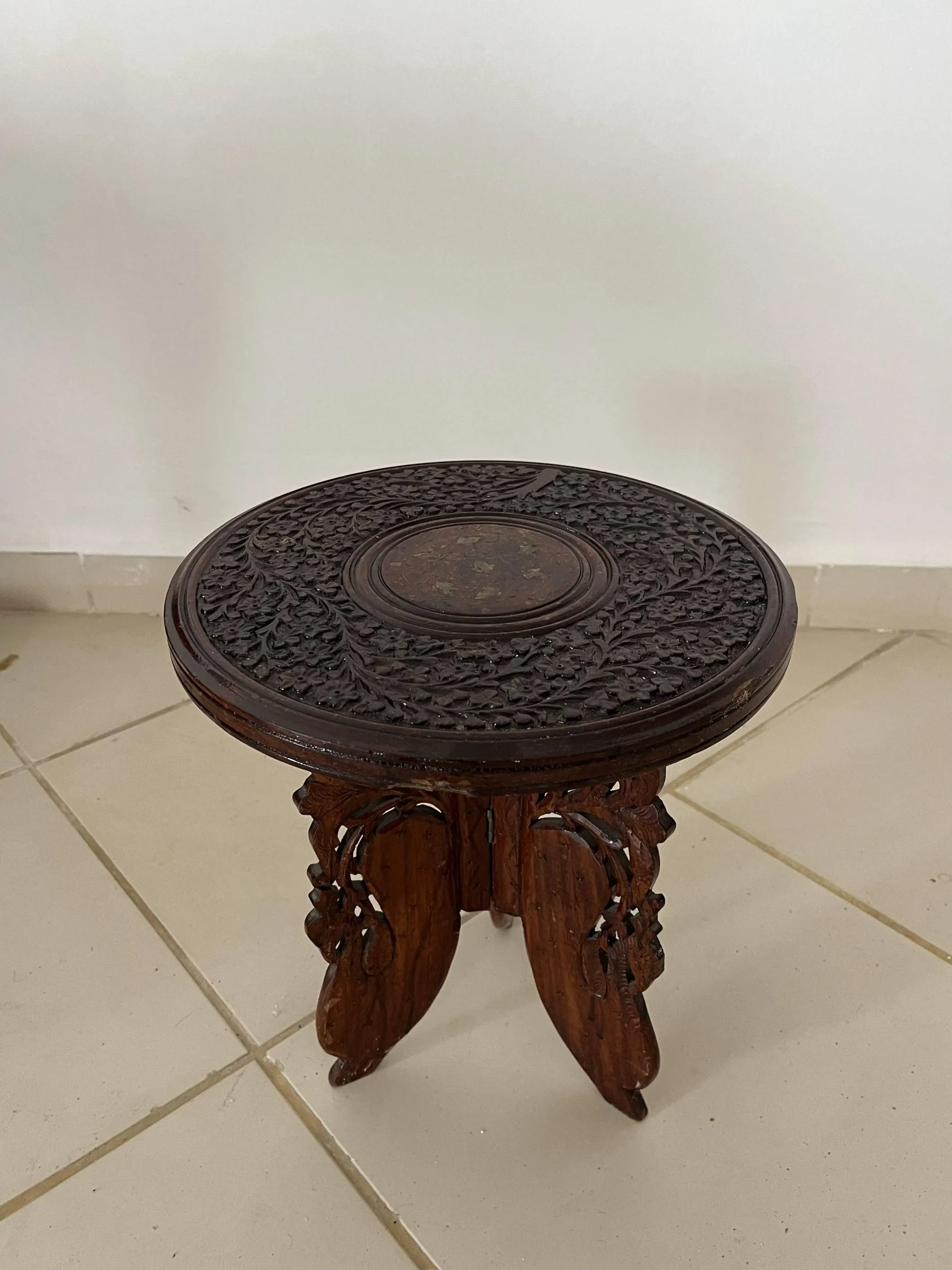 petite table d’appoint en bois sculpté