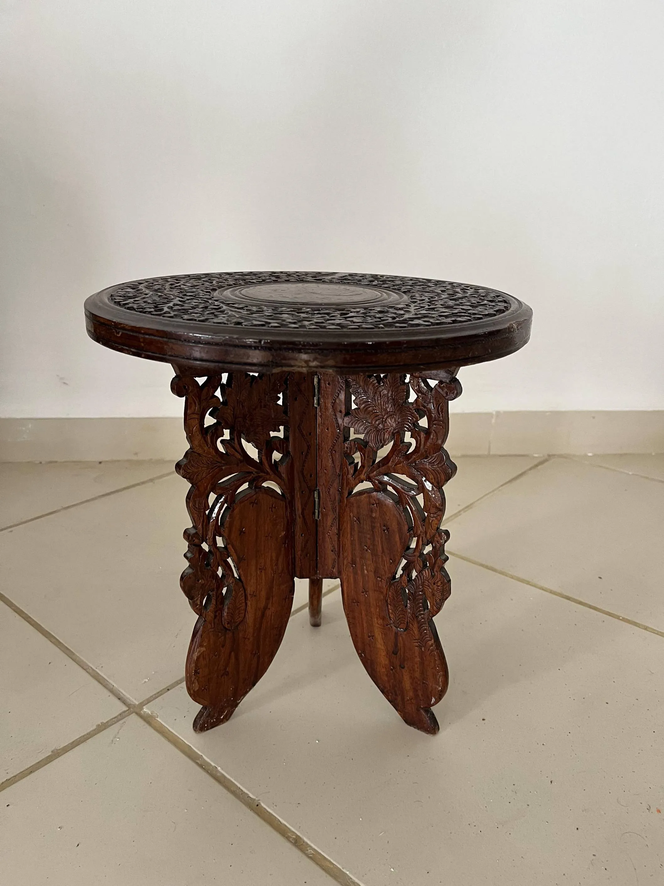 petite table d’appoint en bois sculpté