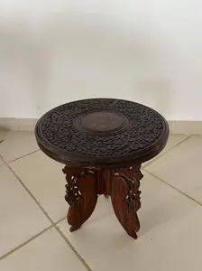 petite table d’appoint en bois sculpté