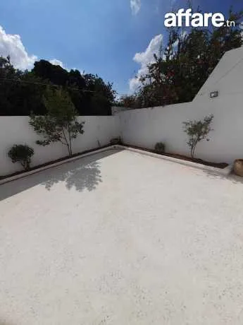 un triplex s+5 situé a Manar 1.