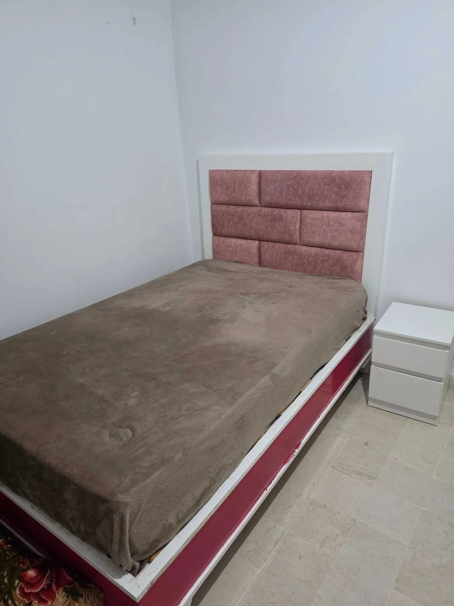 lit avec matelas et table de nuit