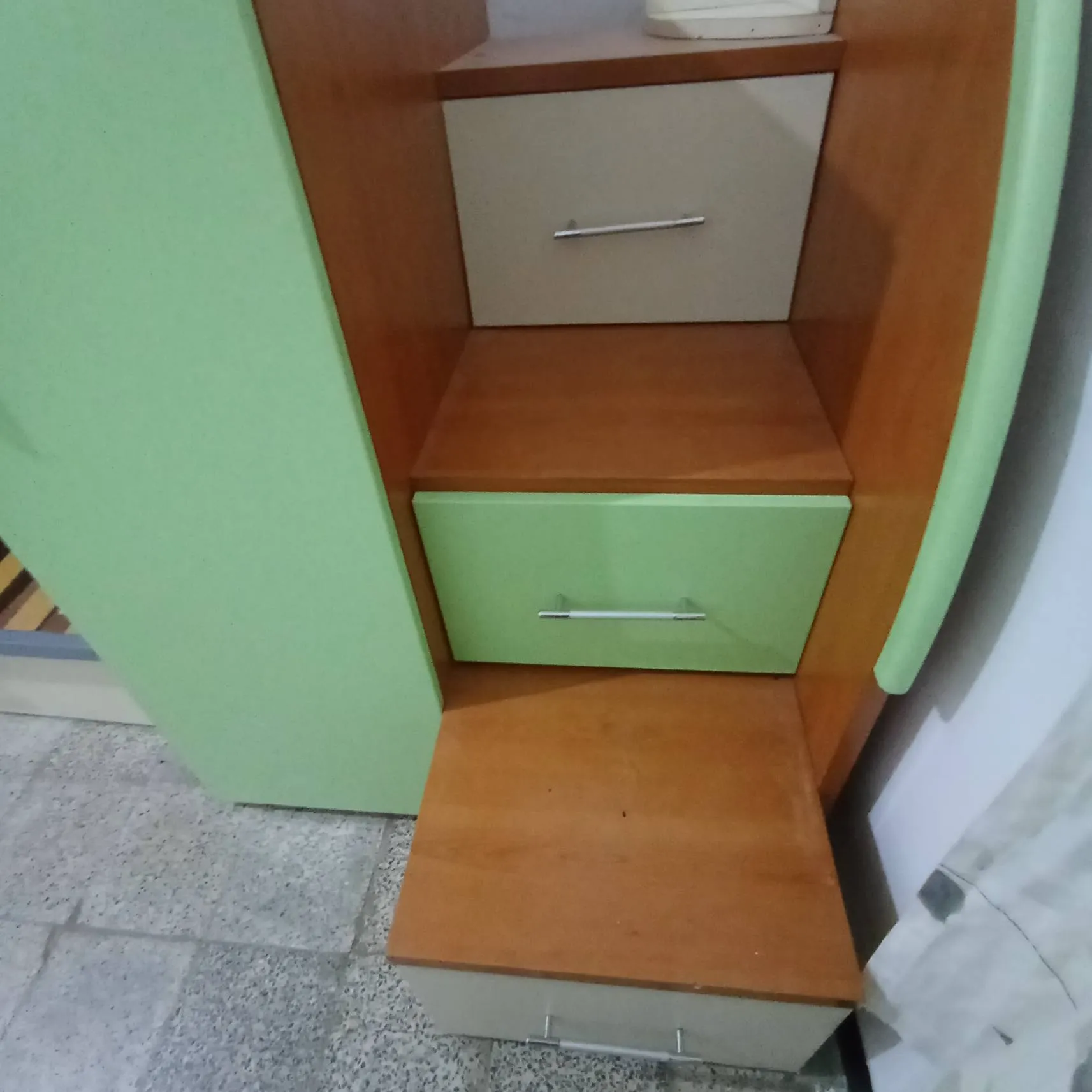 Chambre d'enfant a deux lits superposés en très bonne état 