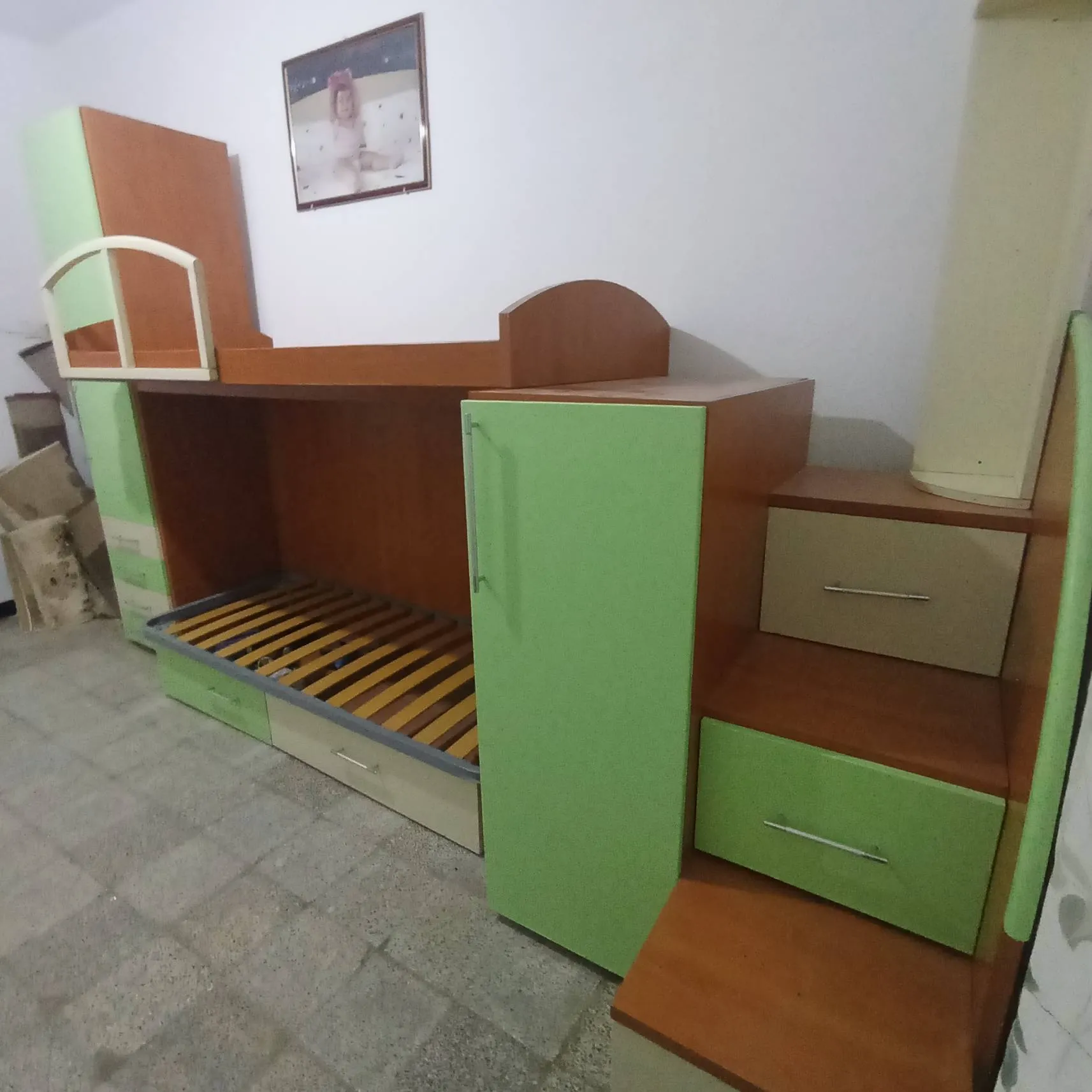 Chambre d'enfant a deux lits superposés en très bonne état 