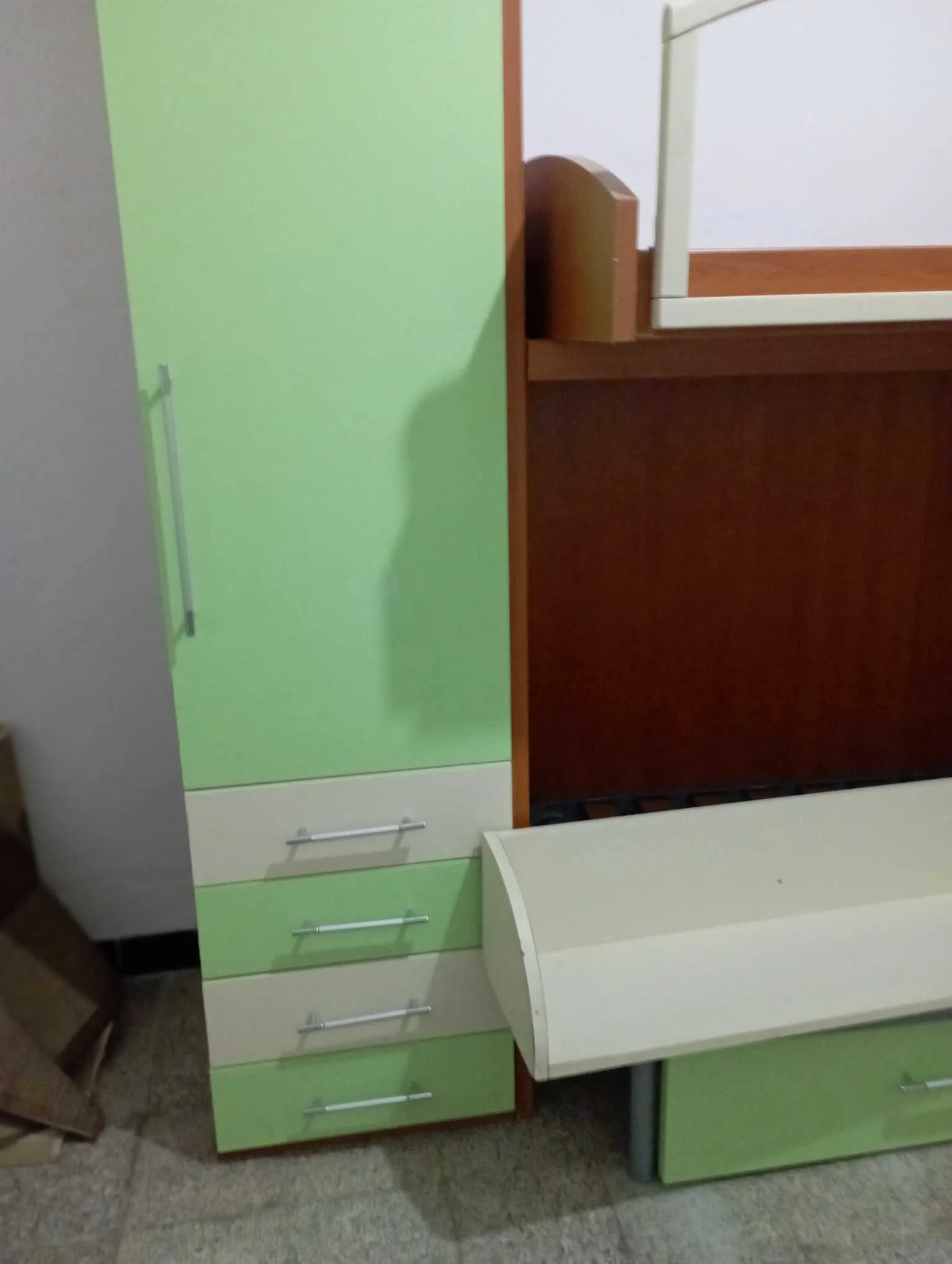 Chambre d'enfant a deux lits superposés en très bonne état 