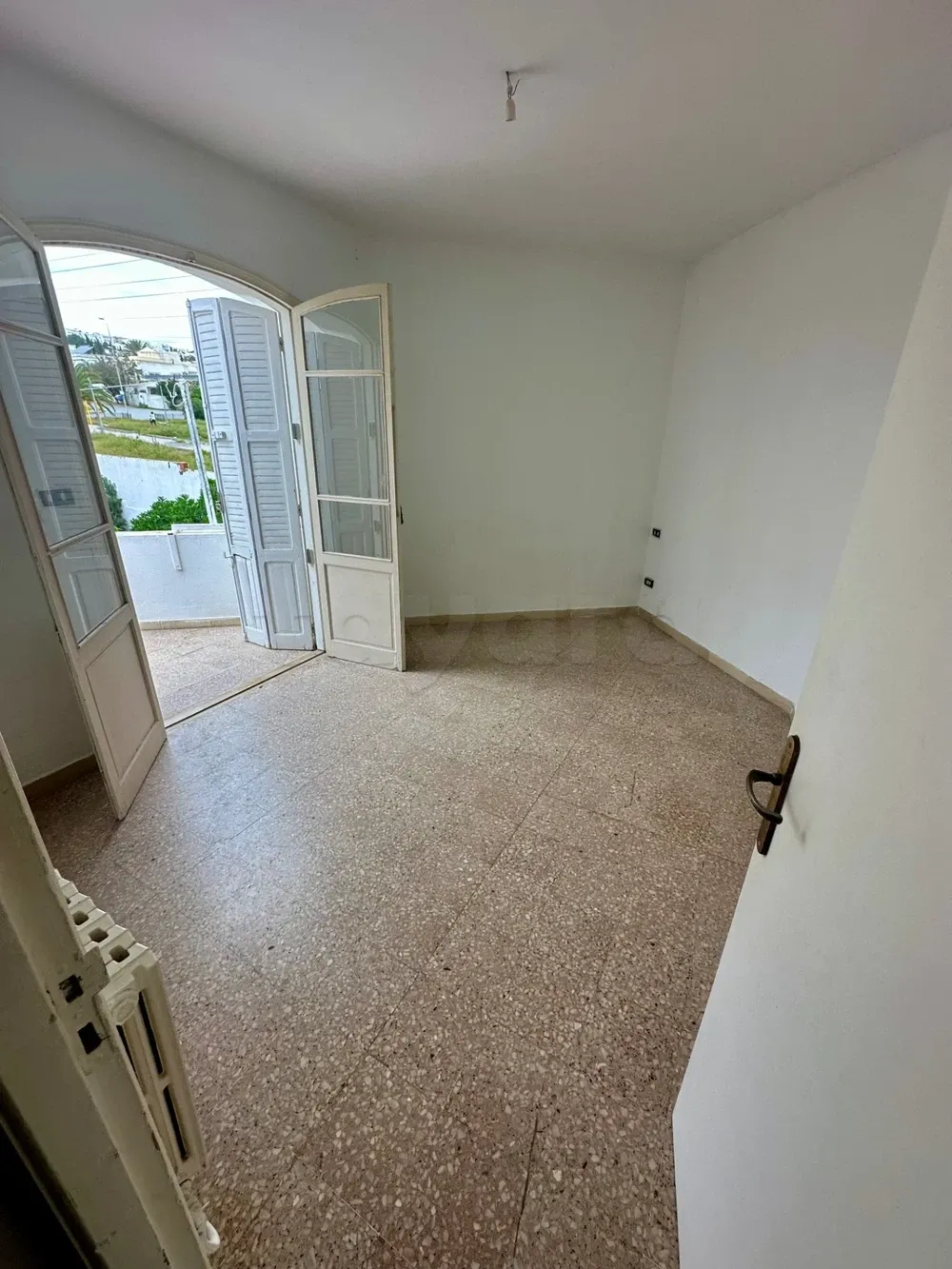 un appartement s+2 au 1er étage(sans ascenseur) a louer situé a manzah 9 prés de centre makni
