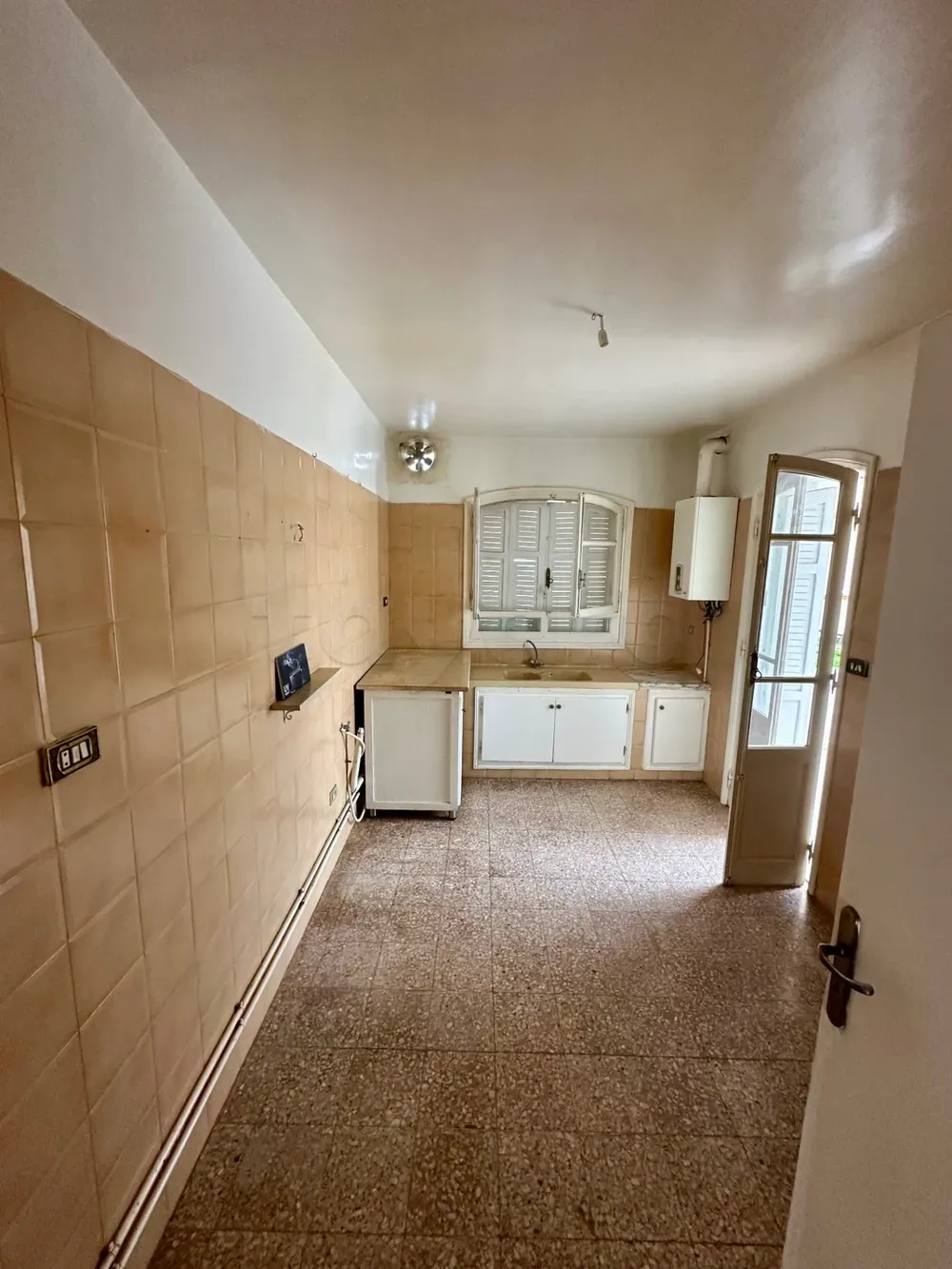 un appartement s+2 au 1er étage(sans ascenseur) a louer situé a manzah 9 prés de centre makni