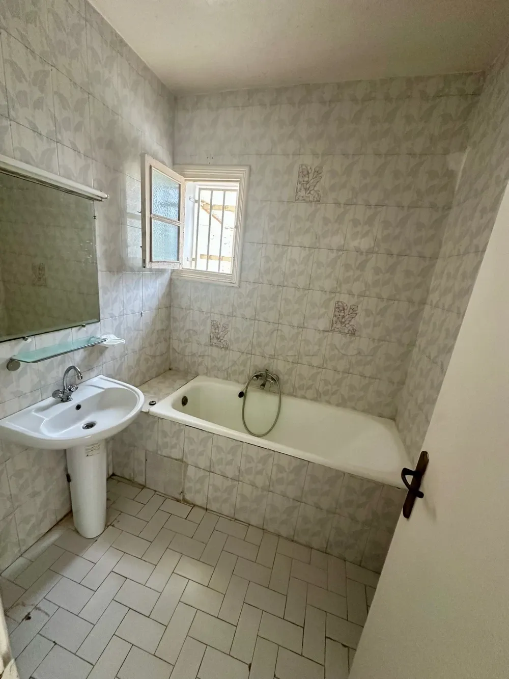 un appartement s+2 au 1er étage(sans ascenseur) a louer situé a manzah 9 prés de centre makni