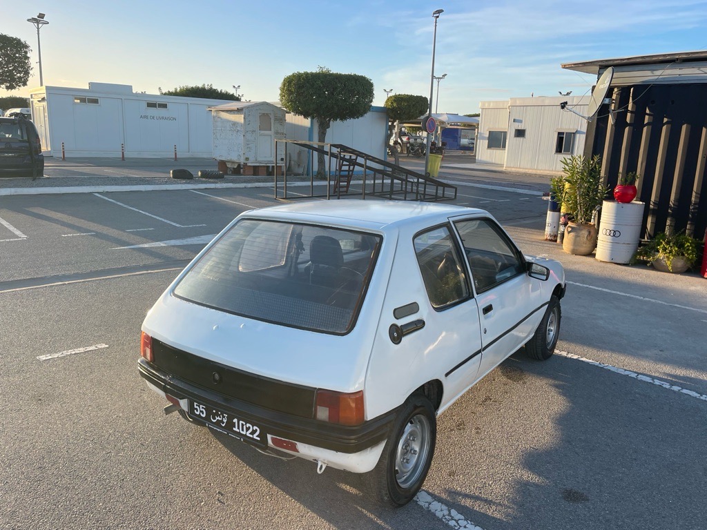 Une belle 205 juniore premier main