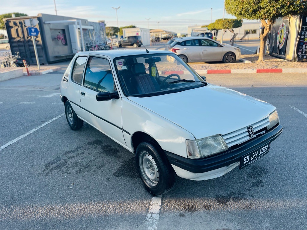 Une belle 205 juniore premier main