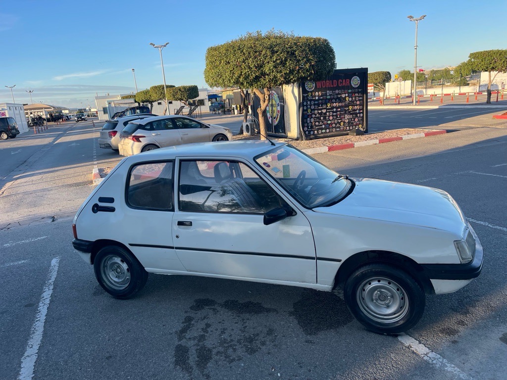 Une belle 205 juniore premier main