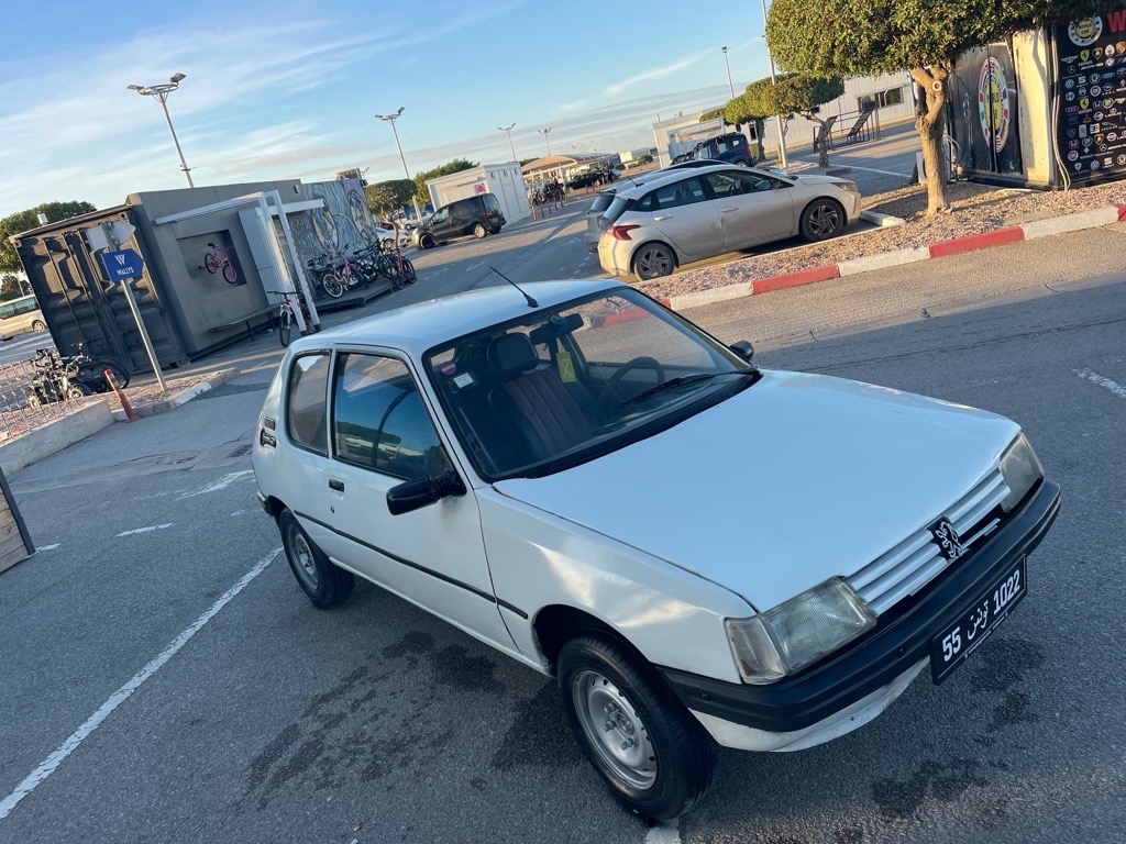 Une belle 205 juniore premier main