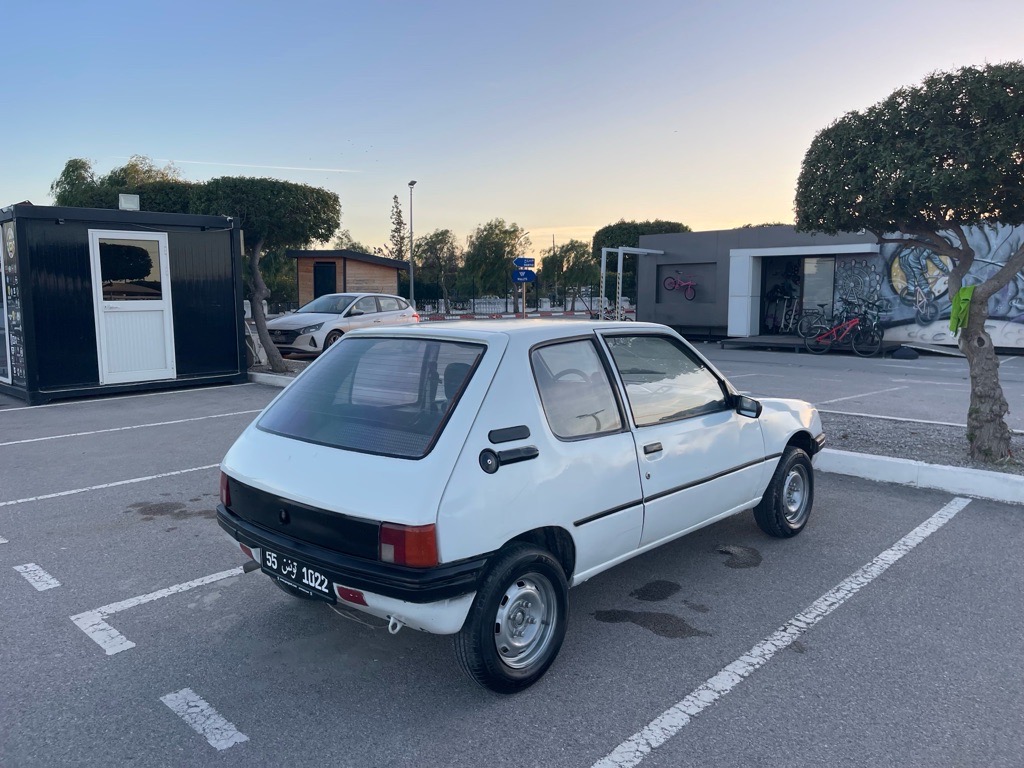 Une belle 205 juniore premier main