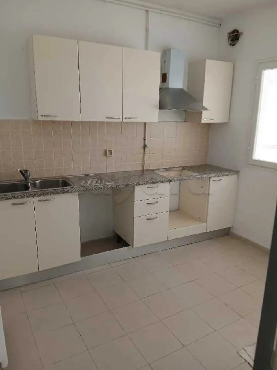 un spacieux appartement s+2 HS au 1er étage (avec ascenseur) a louer a Jardin D'El Manzah 2