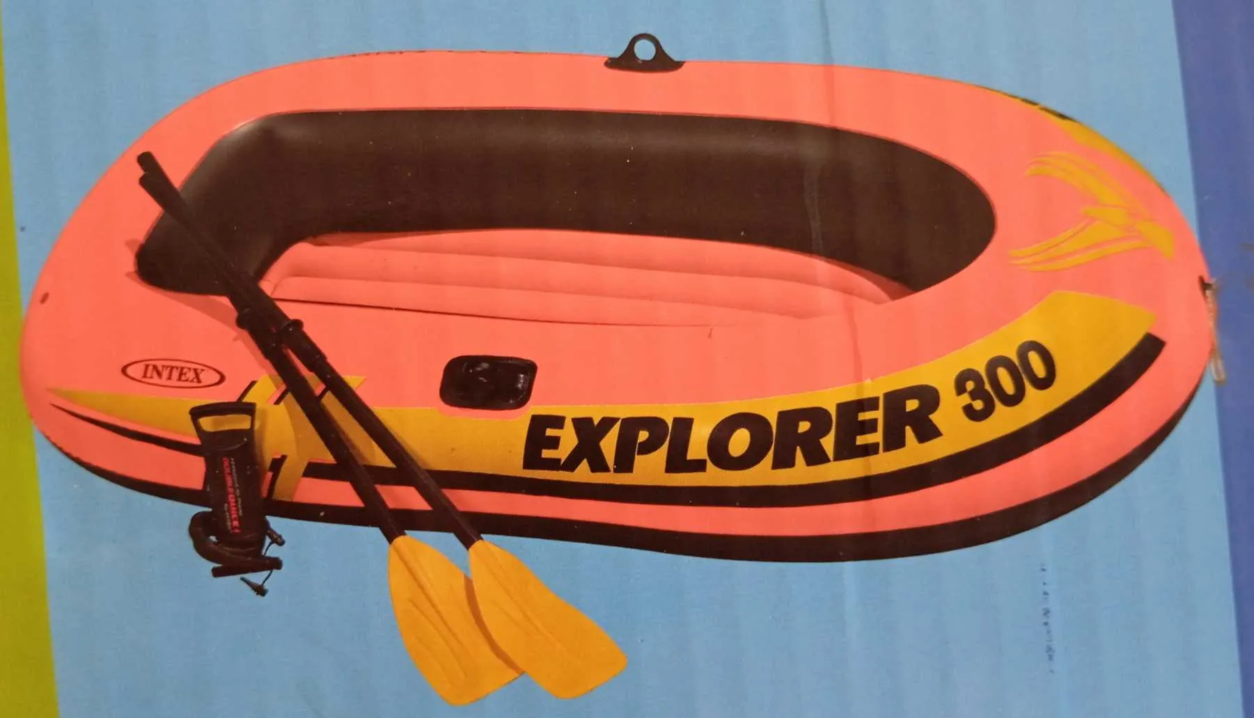 Très bonne affaire : Bateau gonflable Explorer 300 Intex avec une paire de rames et un gonfleur