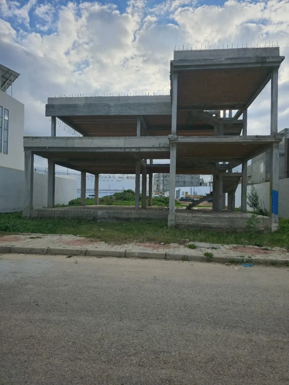 🏗À VENDRE: Villa inachevée – Quartier Résidentiel Chic, à coté Carrefour Market Khezama