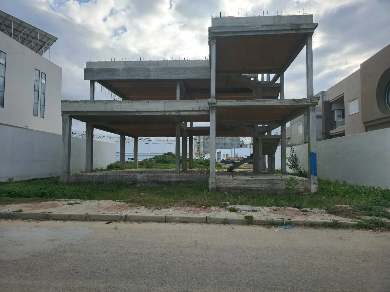 đĂ VENDRE: Villa inachevĂ©e â Quartier RĂ©sidentiel Chic, Ă cotĂ© Carrefour Market Khezama