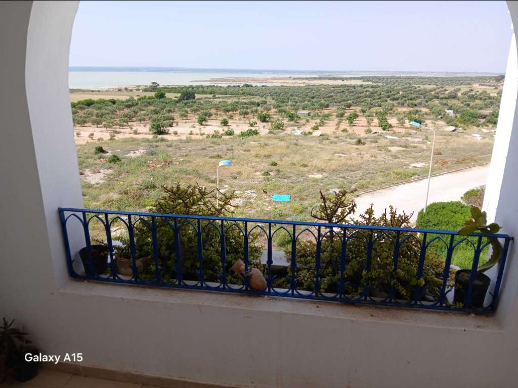 A vendre superbe appartement S+2 au troisième étage sans ascenseur situé à HERGLA CÔTE TERRE