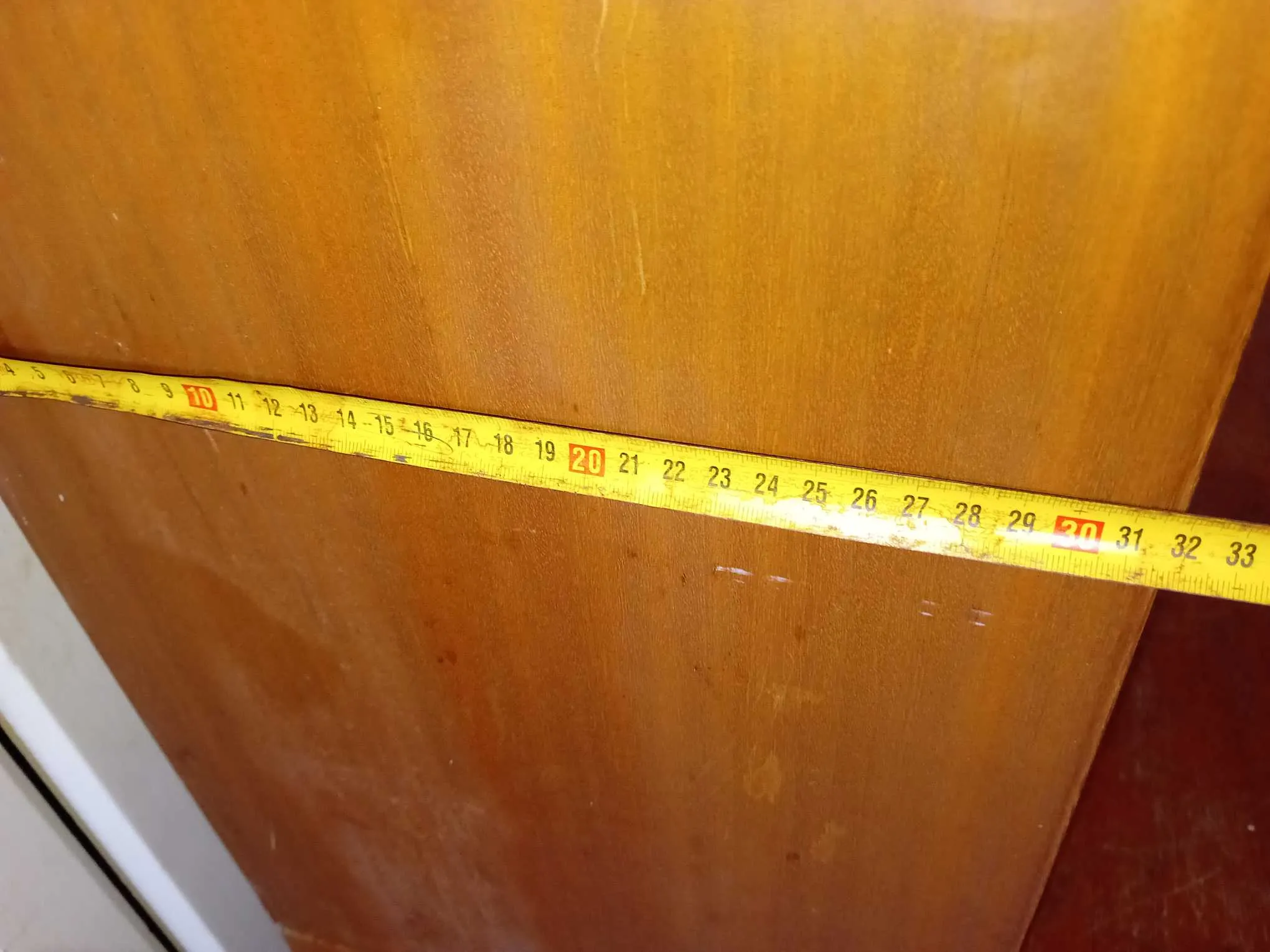 à vendre une étagère de bureau (1.0mx1.2m), ép : 30 cm + armoire basse (L1.0mxh 0.7m), ép 55cm, une 2ème étagère est gratuite