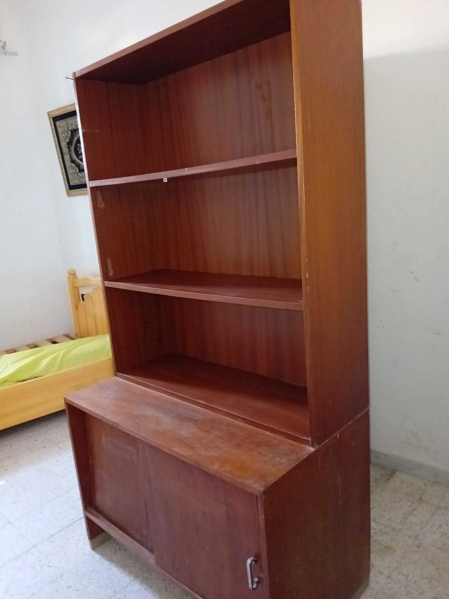 à vendre une étagère de bureau (1.0mx1.2m), ép : 30 cm + armoire basse (L1.0mxh 0.7m), ép 55cm, une 2ème étagère est gratuite