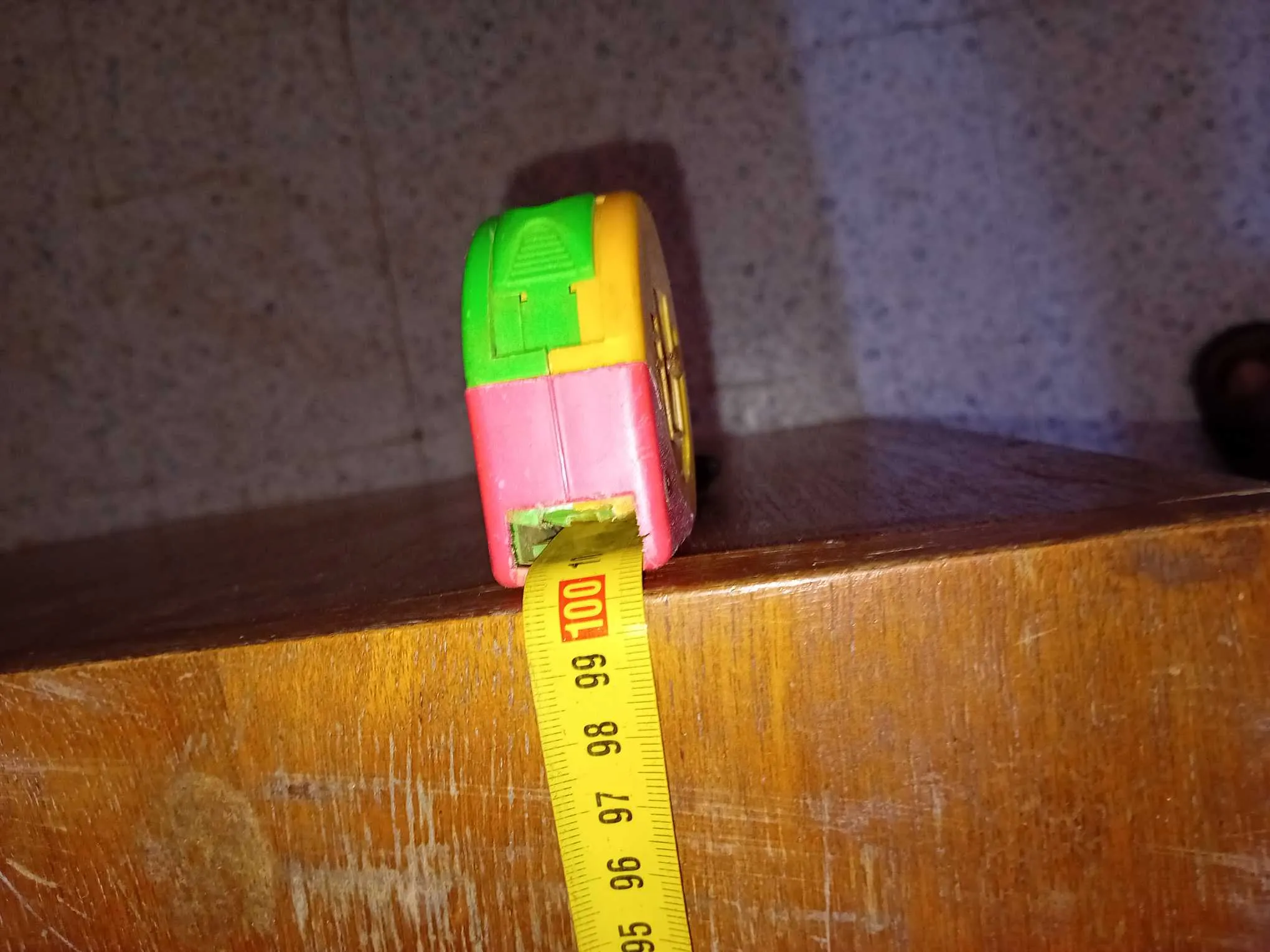 à vendre une étagère de bureau (1.0mx1.2m), ép : 30 cm + armoire basse (L1.0mxh 0.7m), ép 55cm, une 2ème étagère est gratuite