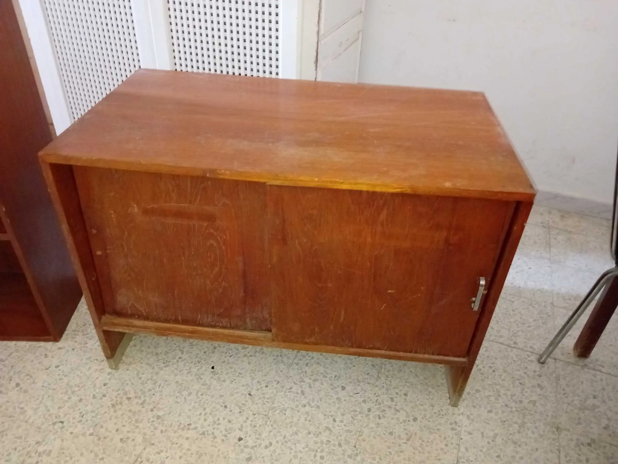 à vendre une étagère de bureau (1.0mx1.2m), ép : 30 cm + armoire basse (L1.0mxh 0.7m), ép 55cm, une 2ème étagère est gratuite