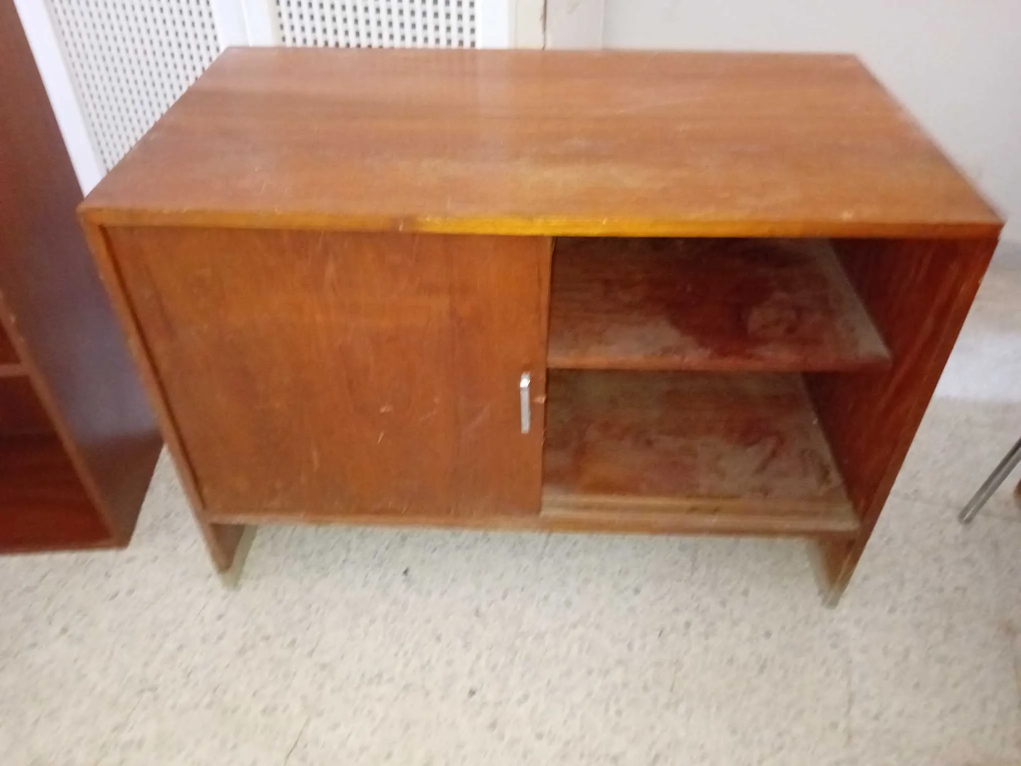 à vendre une étagère de bureau (1.0mx1.2m), ép : 30 cm + armoire basse (L1.0mxh 0.7m), ép 55cm, une 2ème étagère est gratuite