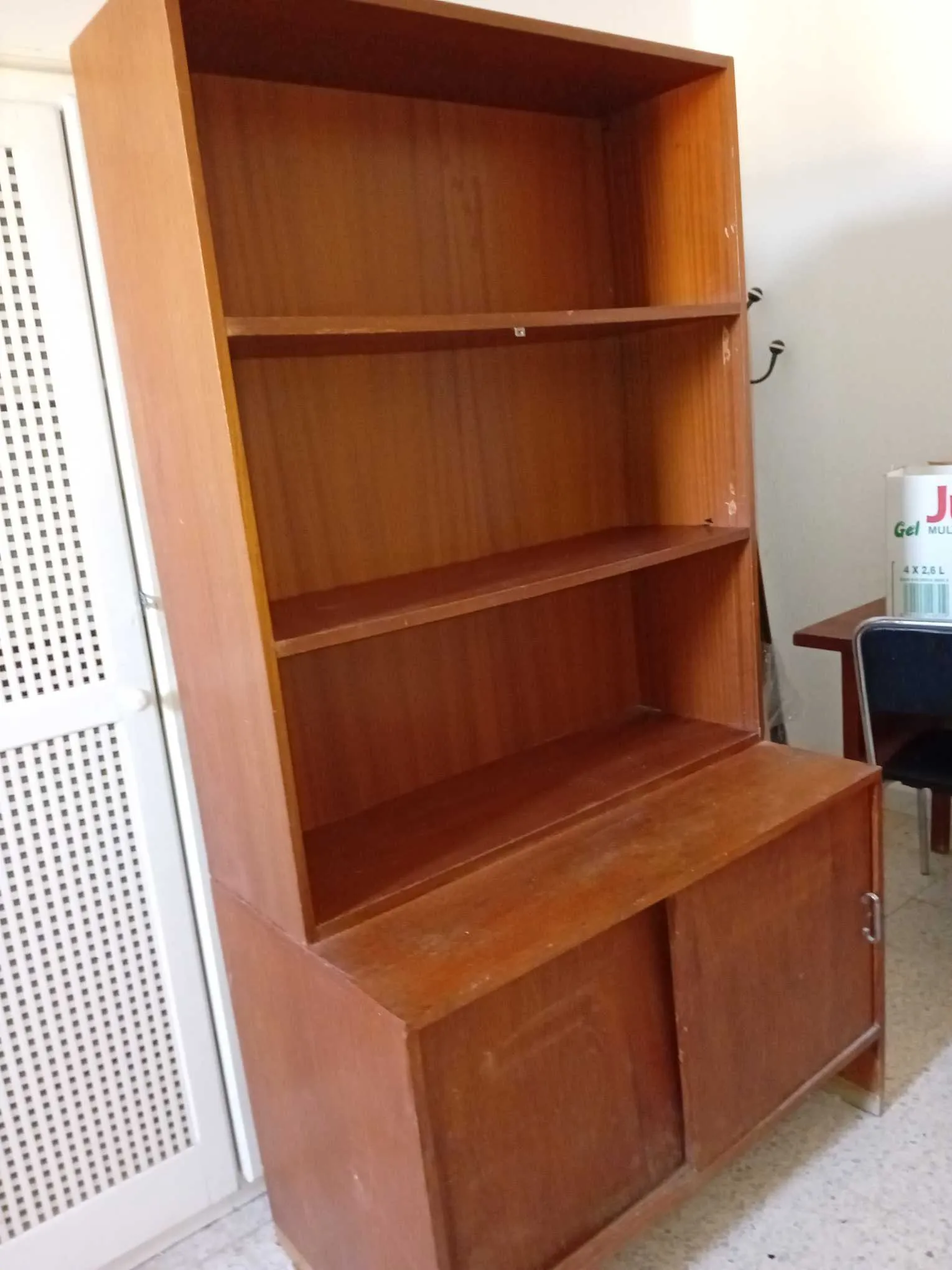à vendre une étagère de bureau (1.0mx1.2m), ép : 30 cm + armoire basse (L1.0mxh 0.7m), ép 55cm, une 2ème étagère est gratuite