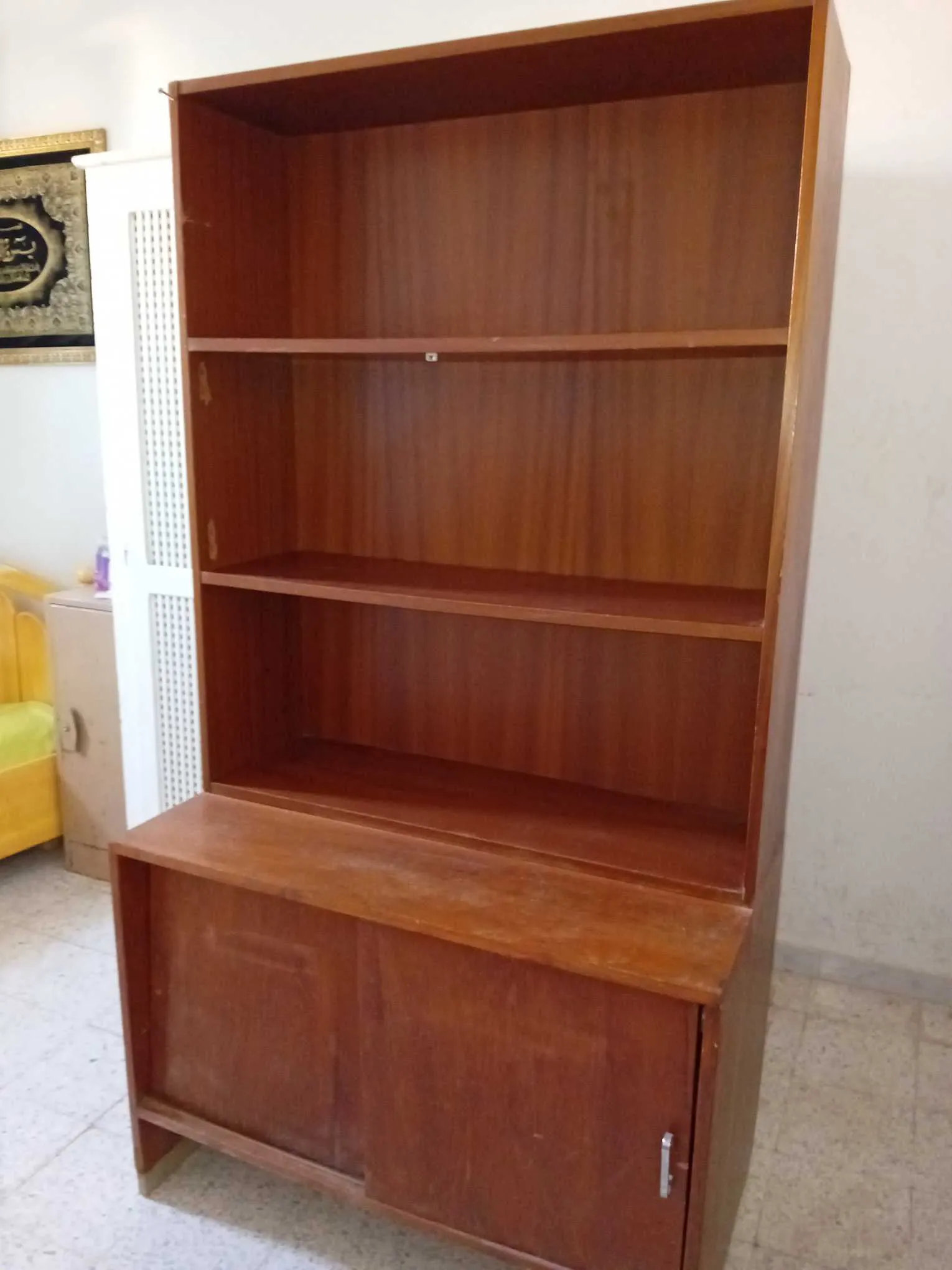 à vendre une étagère de bureau (1.0mx1.2m), ép : 30 cm + armoire basse (L1.0mxh 0.7m), ép 55cm, une 2ème étagère est gratuite