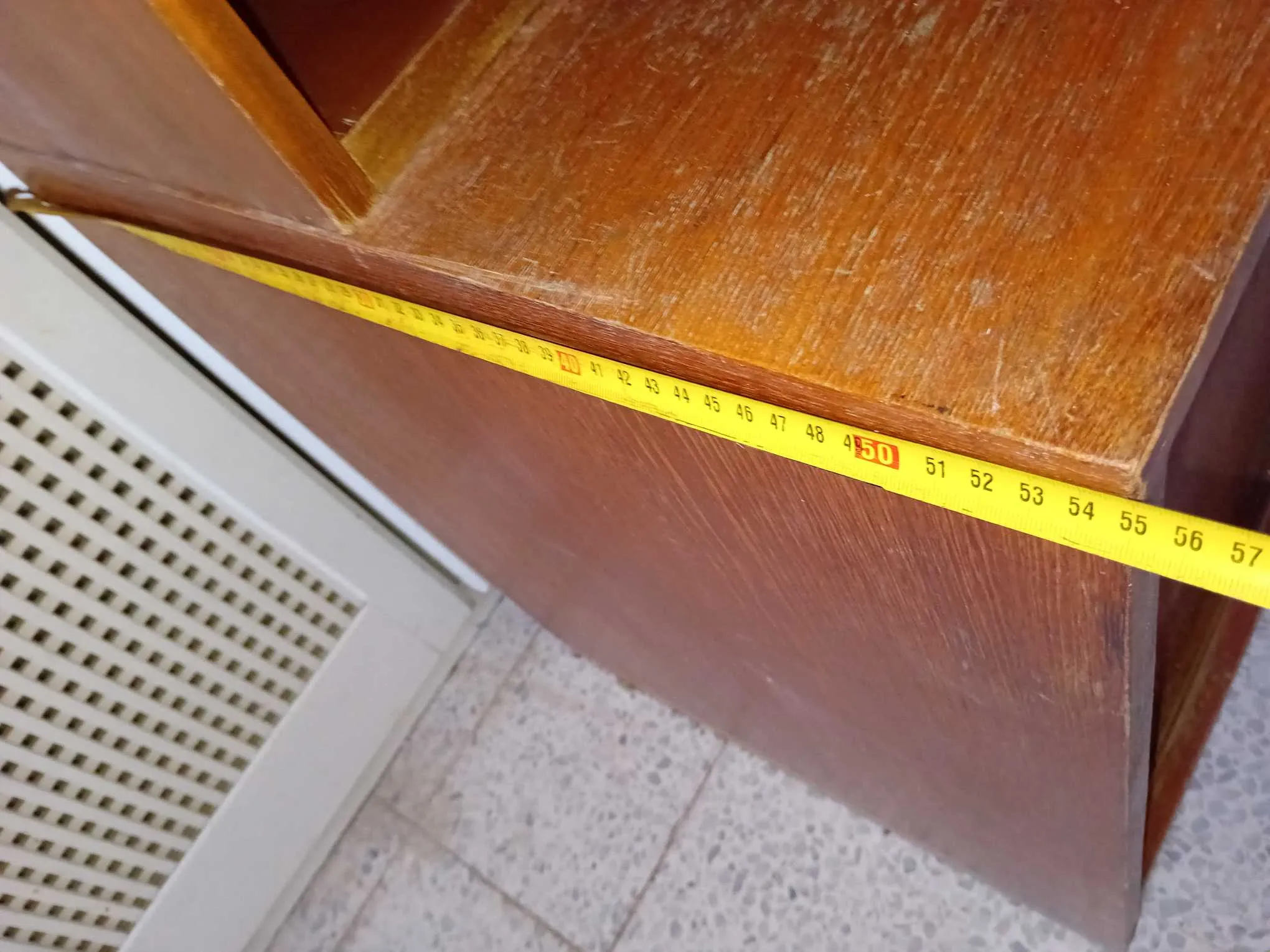à vendre une étagère de bureau (1.0mx1.2m), ép : 30 cm + armoire basse (L1.0mxh 0.7m), ép 55cm, une 2ème étagère est gratuite