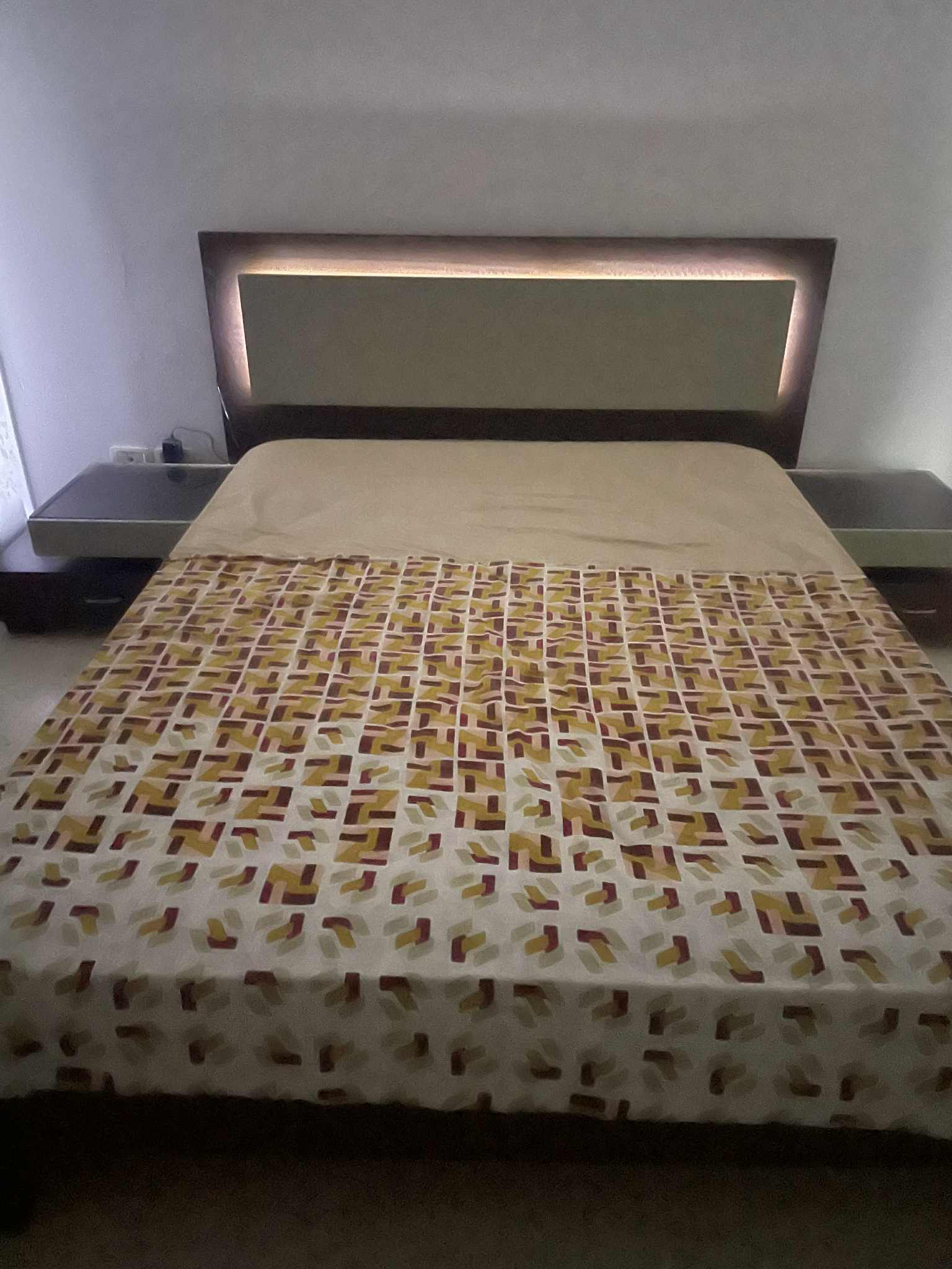 Chambre Moderne avec Lit à LED Élégant 900DT