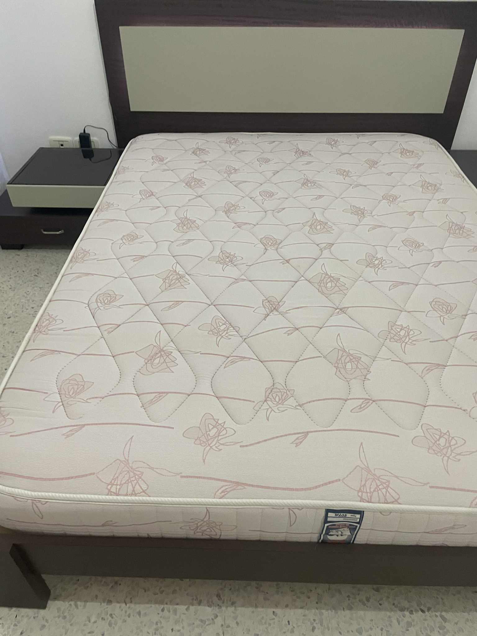 Chambre Moderne avec Lit à LED Élégant 900DT