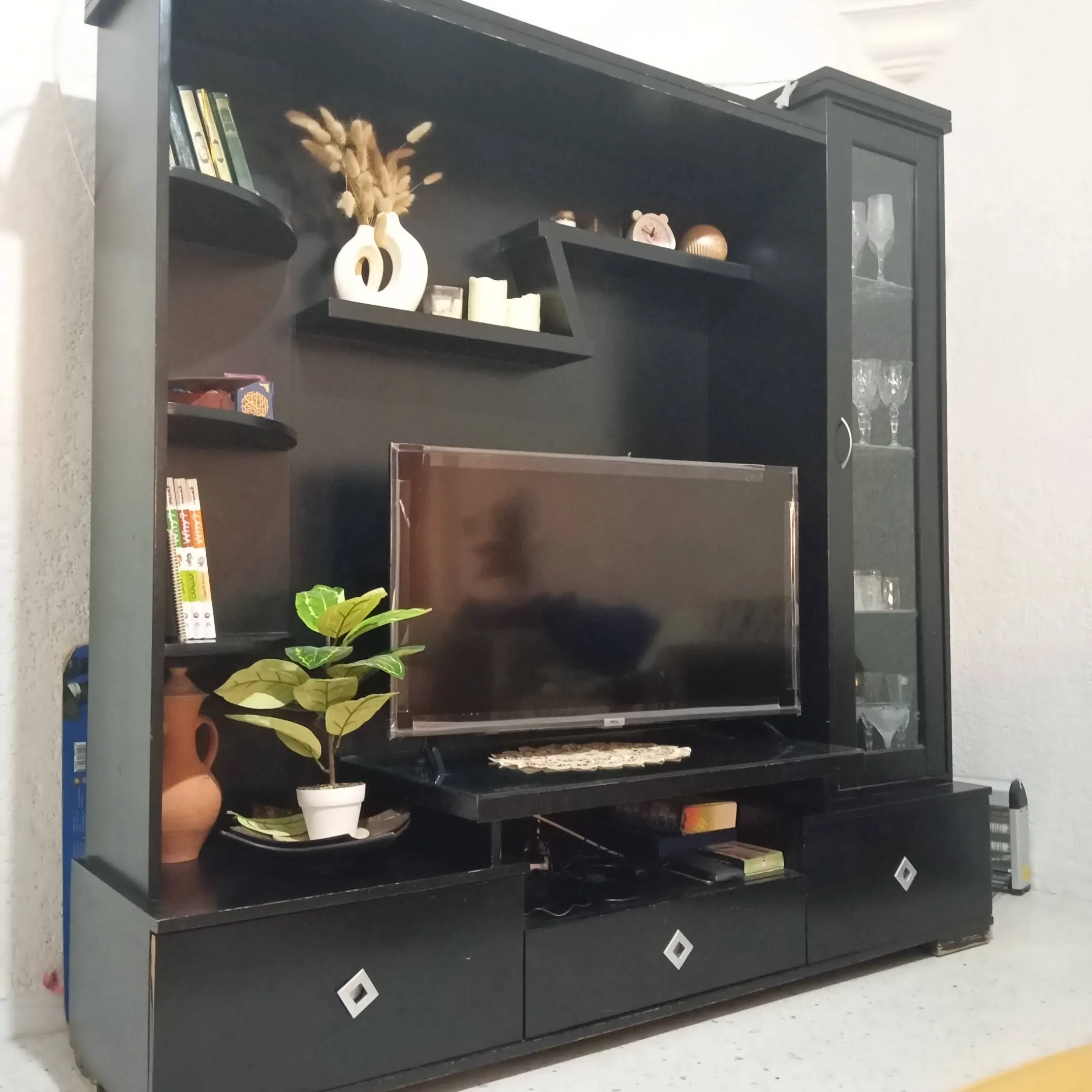 salle à manger et élement de télé
