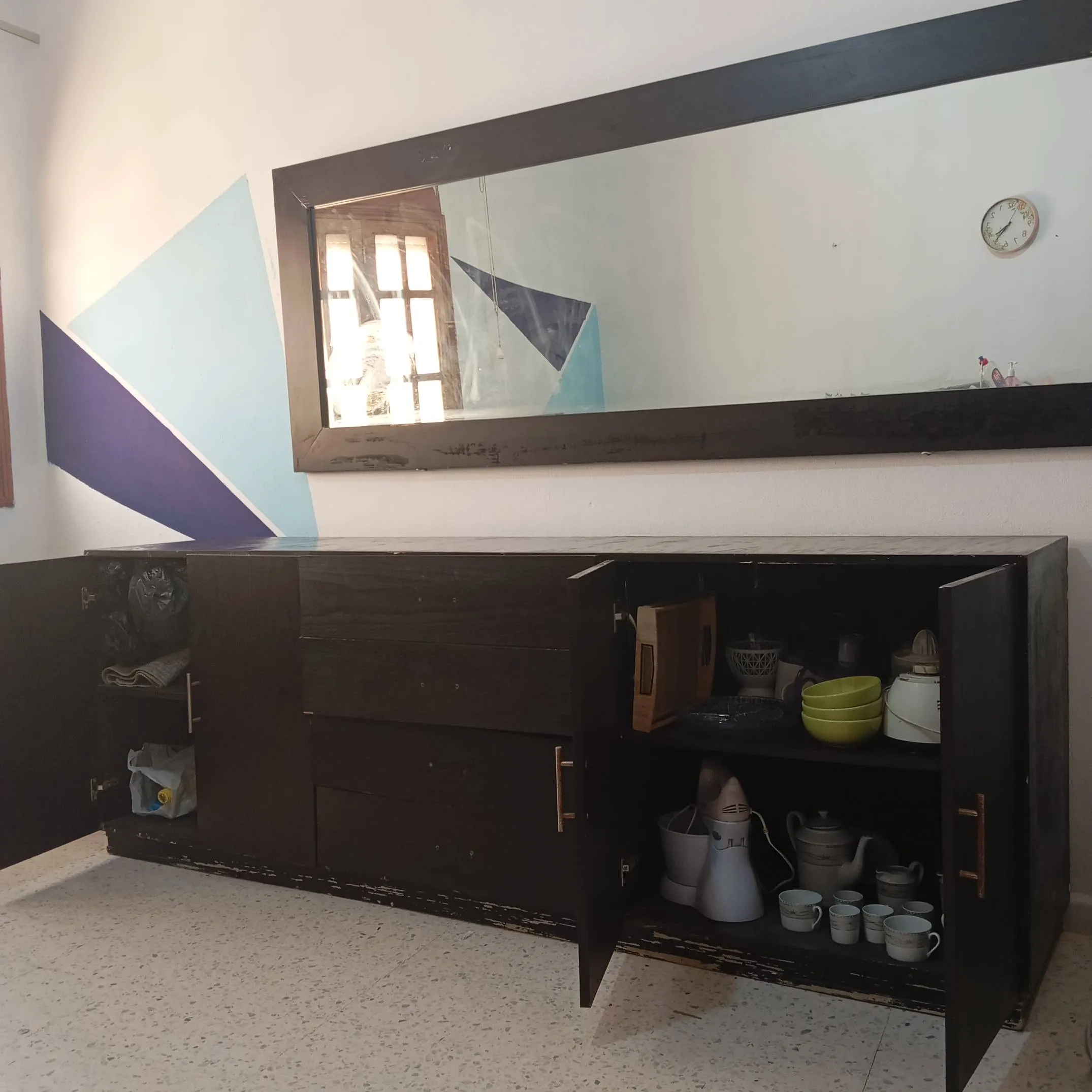 salle à manger et élement de télé