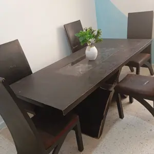 salle à manger et élement de télé