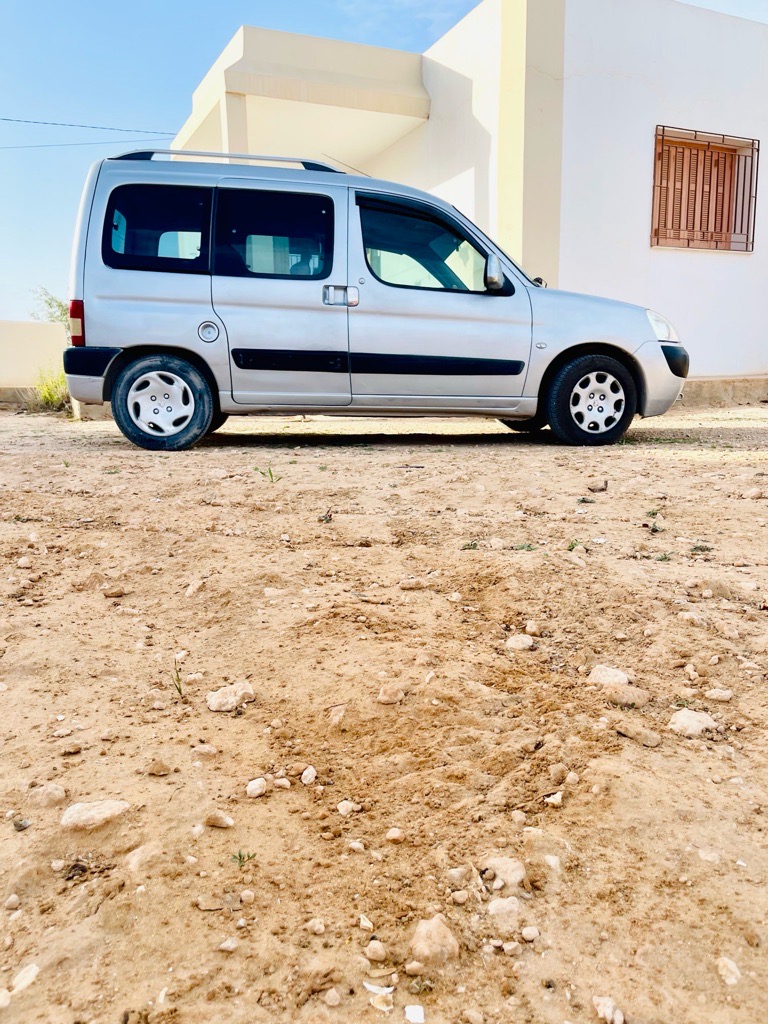 Une belle Peugeot partner 5 place