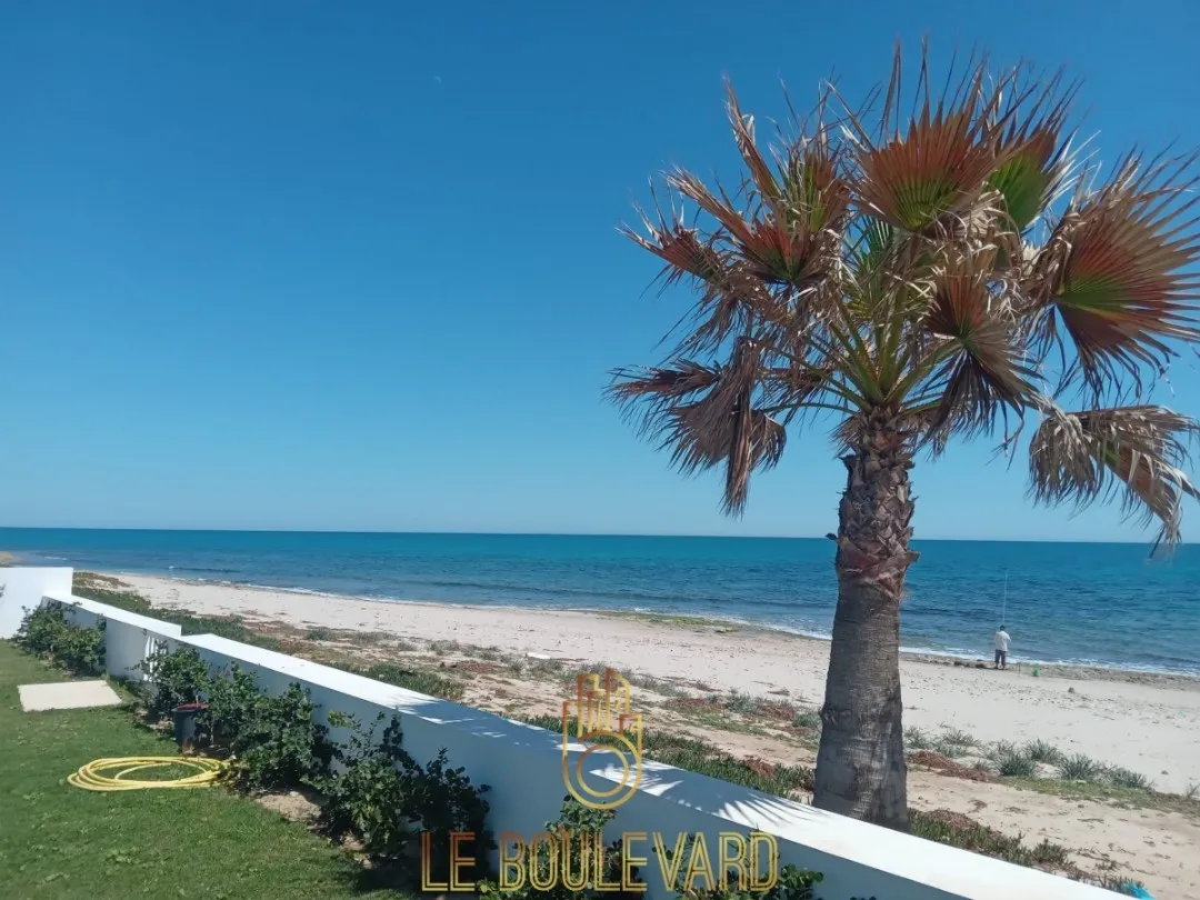 A Louer Villa S+4 Haut Standing Pied Dans L'eau Située à Maamoura, Nabeul