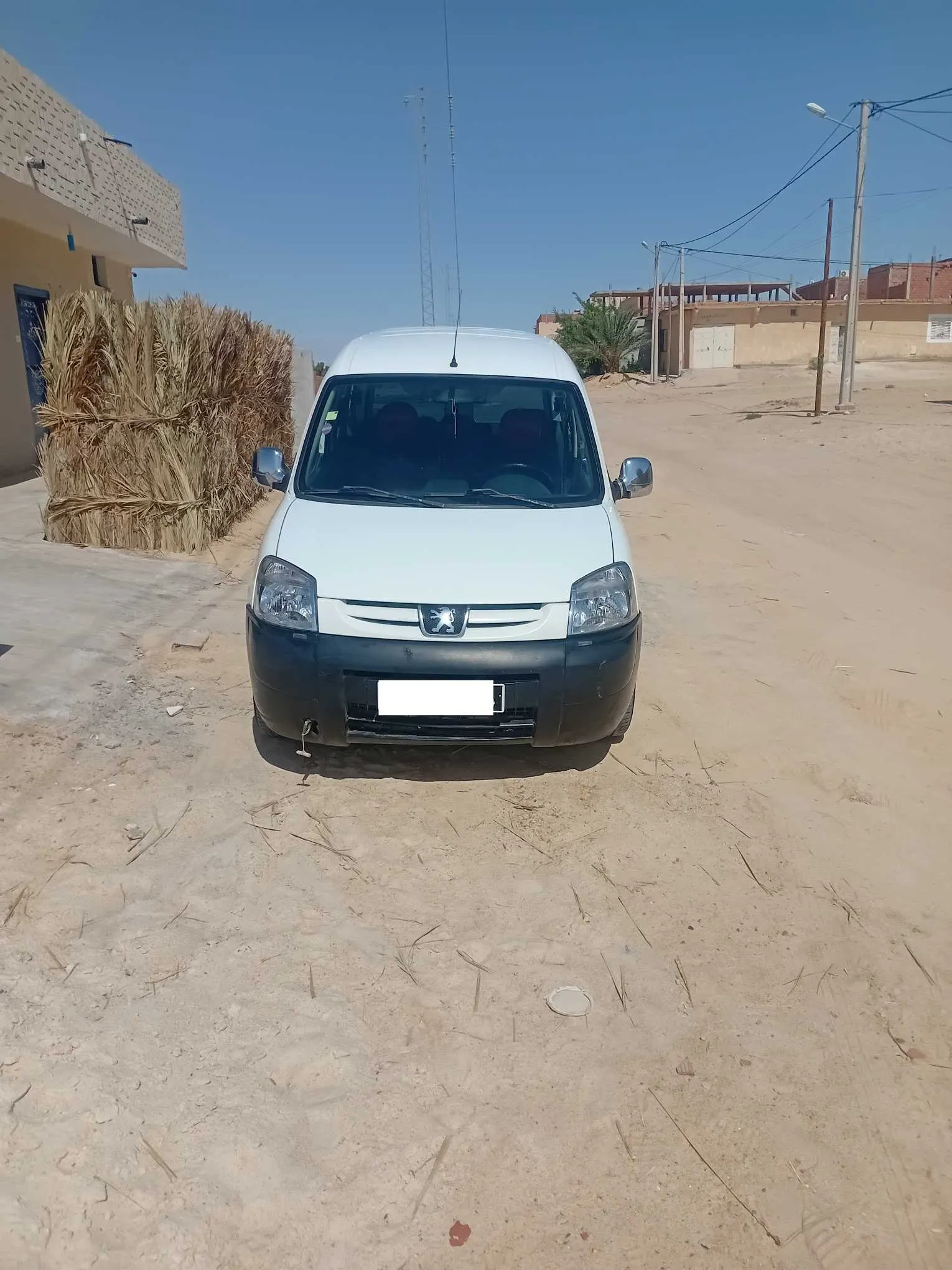 A vendre Peugeot Partner un bon état : 98230135