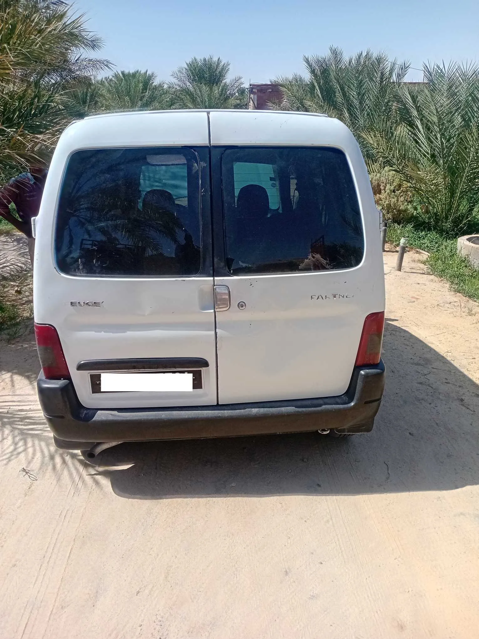 A vendre Peugeot Partner un bon état : 98230135