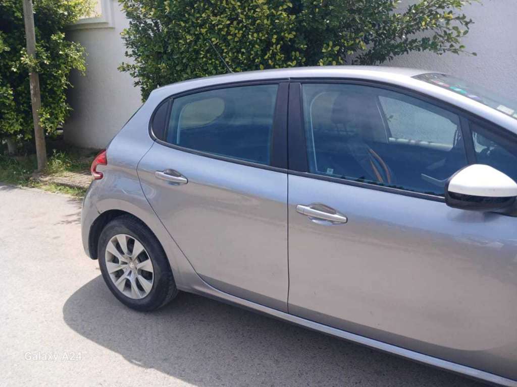 A vendre voiture 🚗 Peugeot en très bon état 