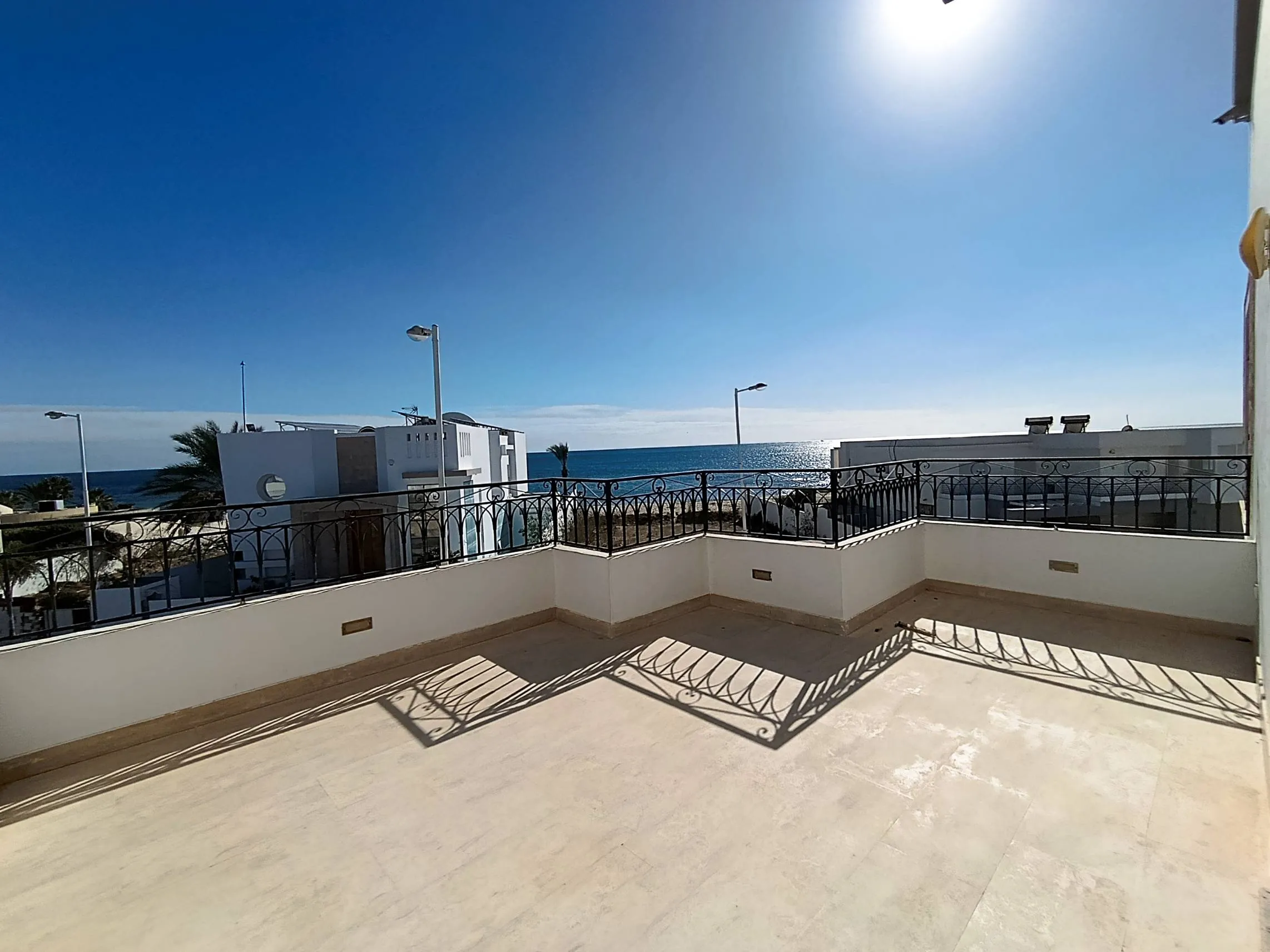 Une Villa de maitre avec Appartement à Jinene Béni Khiar Plage