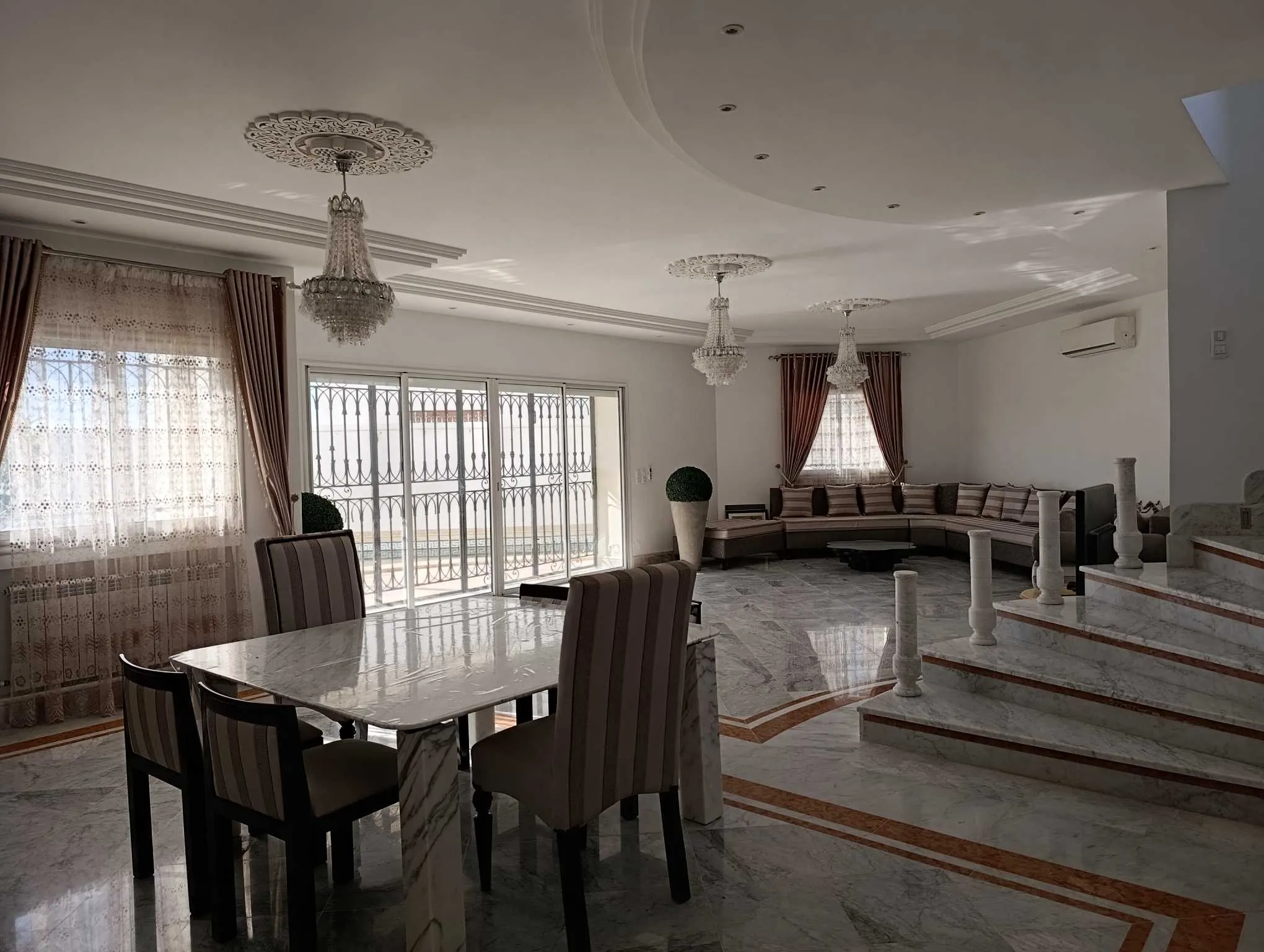 Une Villa de maitre avec Appartement à Jinene Béni Khiar Plage